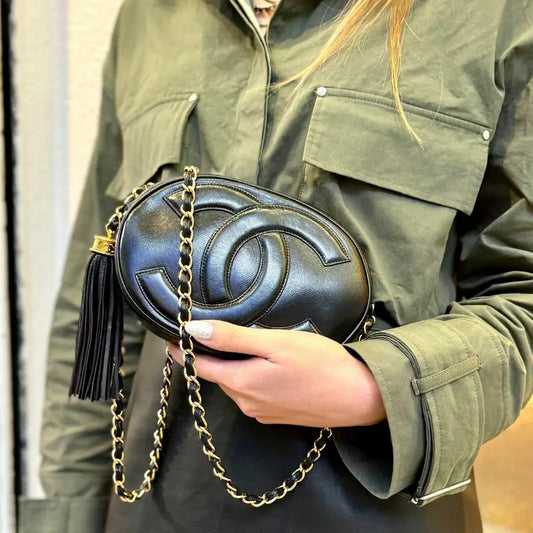 ra423-chanel-vintage-black-lambskin-oval-camera-bag