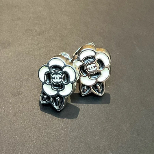 rc464-chanel-black-and-white-camellia-earrings