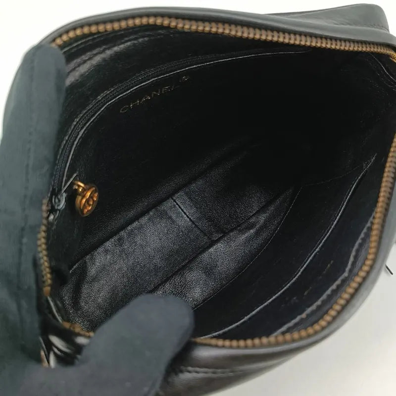 c352-chanel-vintage-black-lambskin-gold-chain-camera-bag