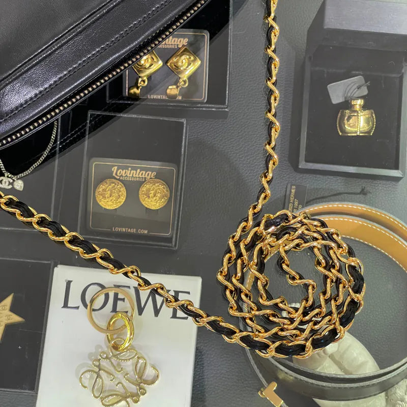 jw596-chanel-vintage-black-lambskin-chevron-camera-bag