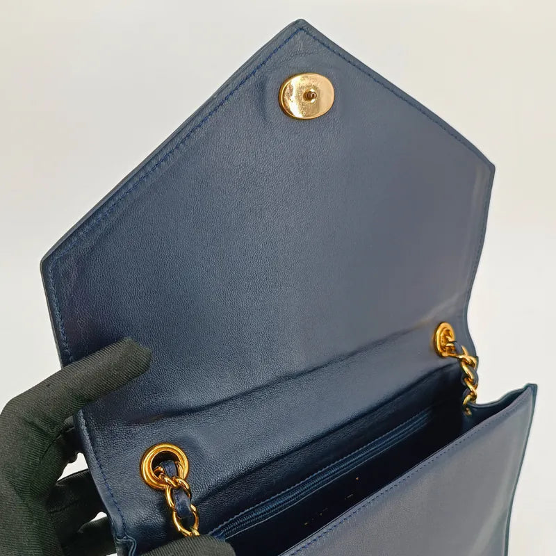 rb927-chanel-vintage-navy-lambskin-pointed-flap-bag