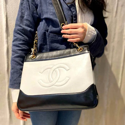 js564-chanel-vintage-bicolor-black-white-lambskin-embossed-logo-tote-bag