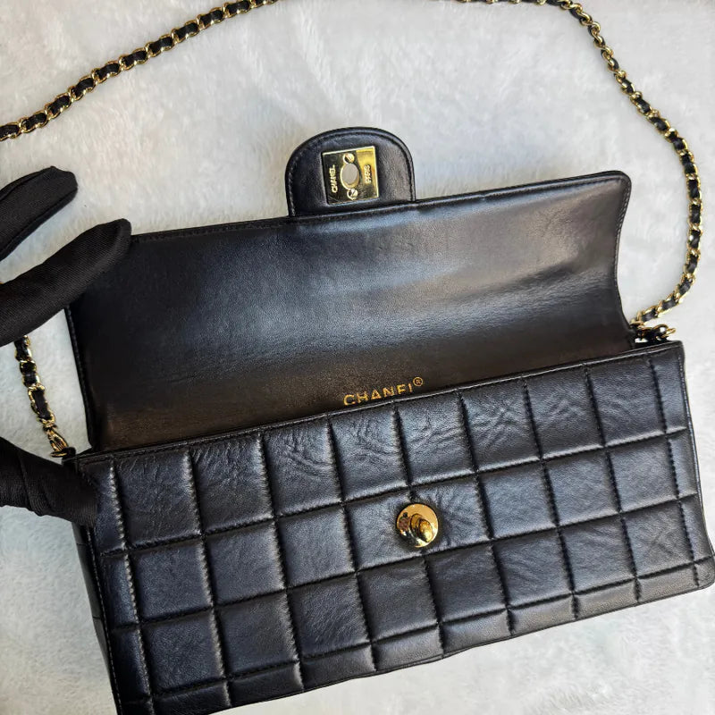 rc467-chanel-vintage-black-lambskin-chocolate-bar-flap-bag