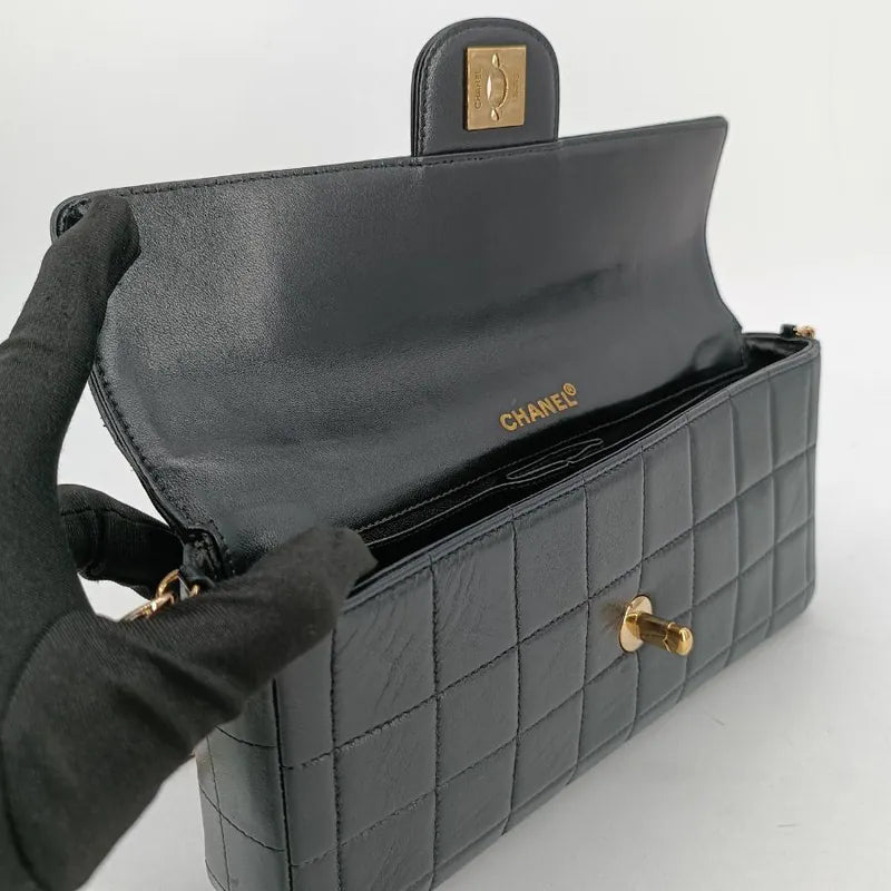 rc058-chanel-vintage-black-lambskin-chocolate-bar-flap-bag