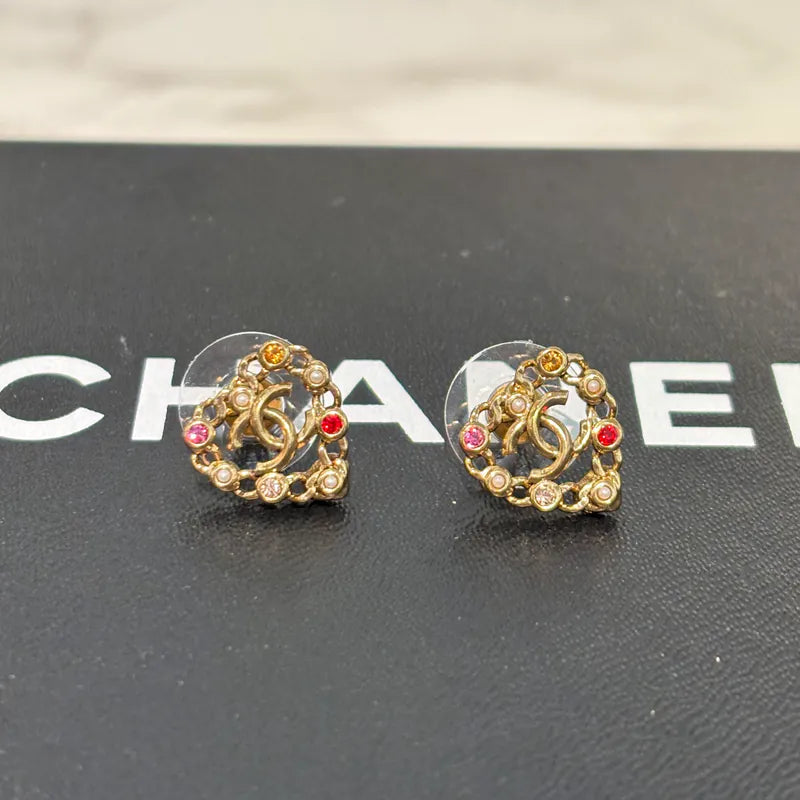 re011-chanel-gold-multicolor-pearl-crystal-cc-heart-earrings