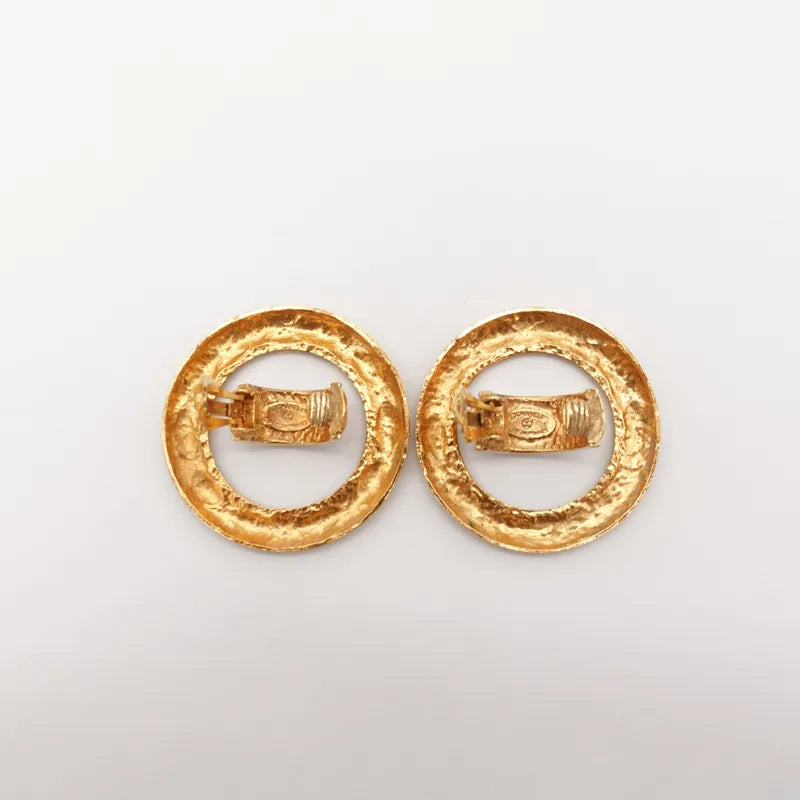jr881-chanel-vintage-gold-tone-quilted-large-hoop-plated-clip-on-earrings