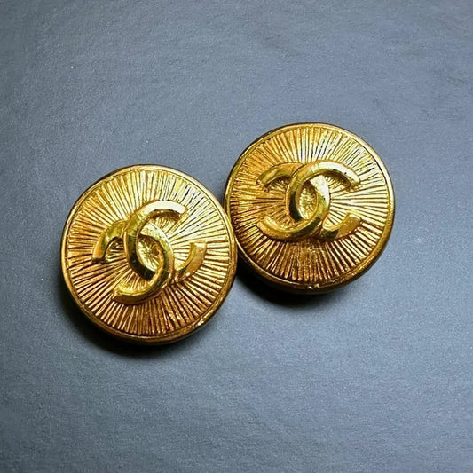 rc394-chanel-vintage-cc-round-gold-plated-clip-on-earrings