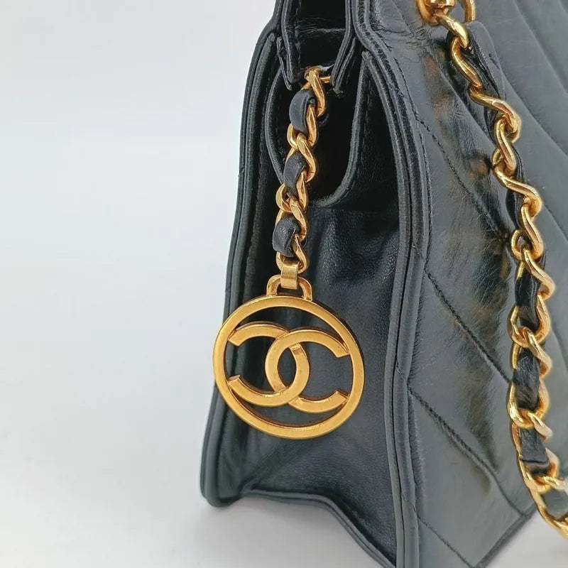 c436-chanel-vintage-black-lambskin-chevron-shoulder-bag