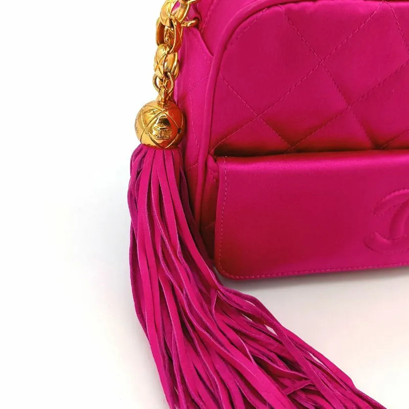 jt569-chanel-vintage-pink-satin-tassels-gold-chain-camera-bag