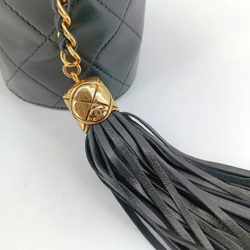 ra253-chanel-vintage-black-lambskin-tassel-bucket-bag
