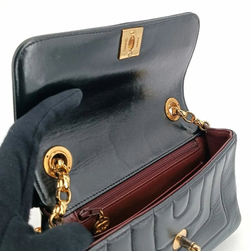 js675-chanel-vintage-black-lambskin-gold-chain-flap-bag