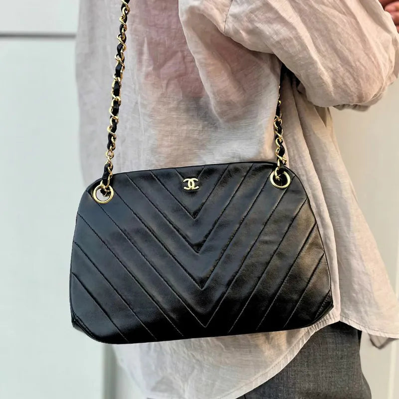 ra838-chanel-vintage-black-lambskin-chevron-handbag