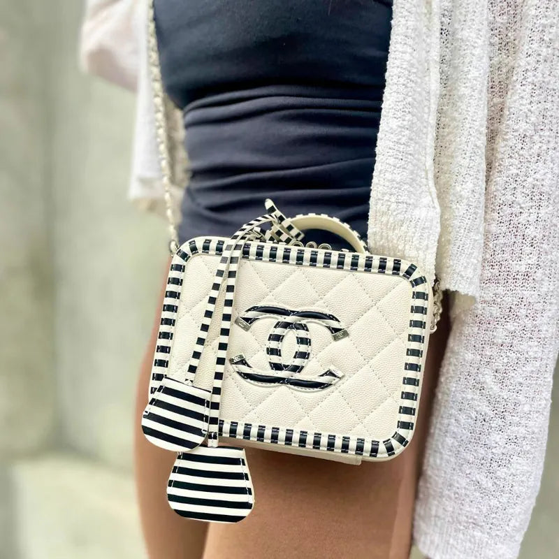 jah168-chanel-bicolor-white-black-caviar-leather-vanity-case-bag