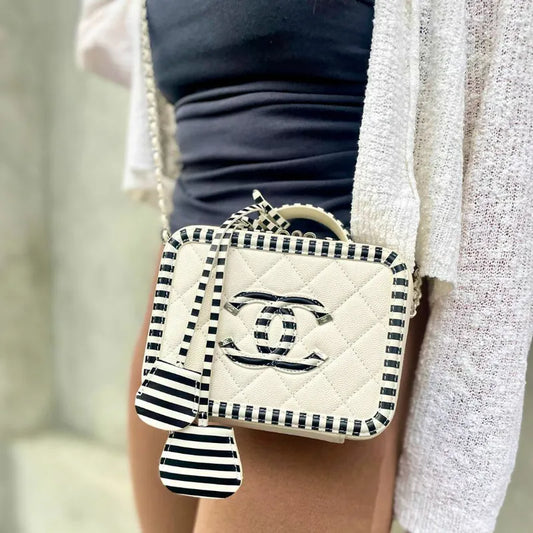 jah168-chanel-bicolor-white-black-caviar-leather-vanity-case-bag