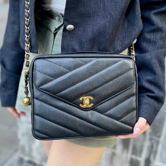 rb926-chanel-vintage-black-caviar-leather-camera-bag