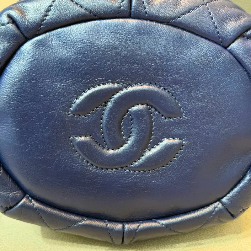 rc192-chanel-vintage-navy-lambskin-quilted-cc-logo-shoulder-bag