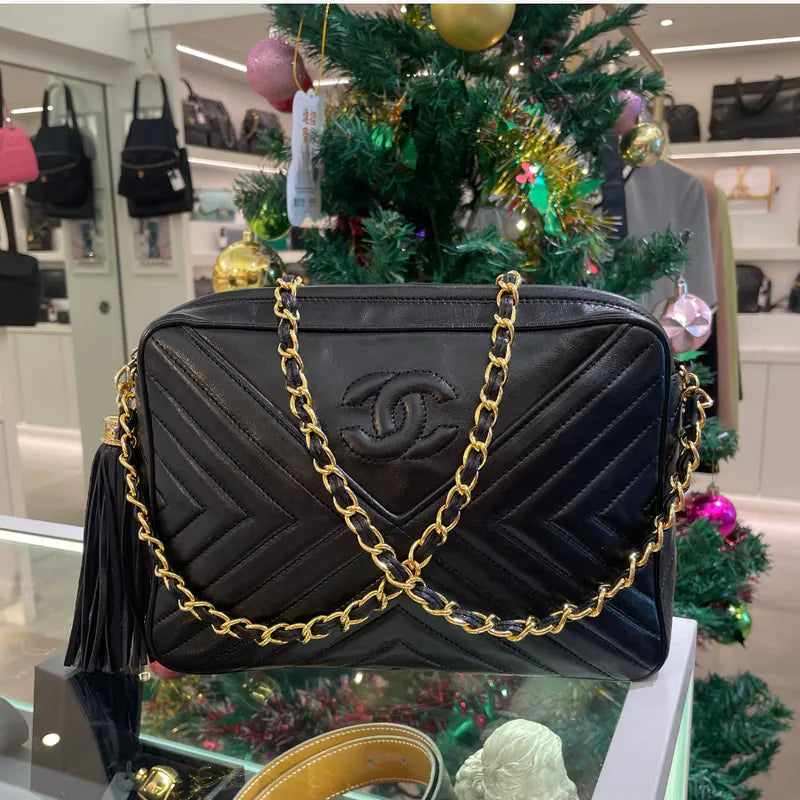 jw596-chanel-vintage-black-lambskin-chevron-camera-bag