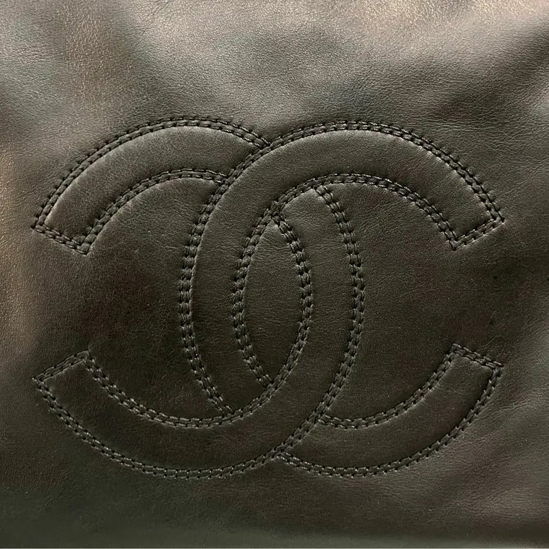 rc239-chanel-vintage-black-lambskin-embossed-logo-tote-bag