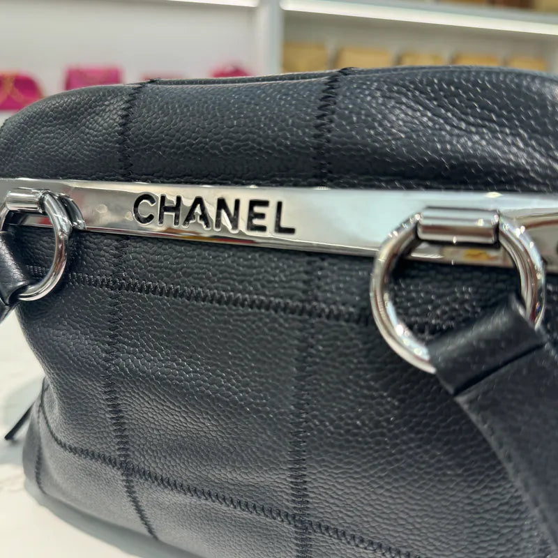 jw627-chanel-vintage-black-caviar-leather-chocolate-bar-handbag