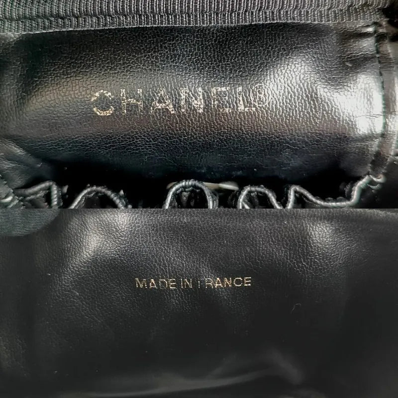 jt137-chanel-vintage-black-caviar-leather-cosmetic-bag