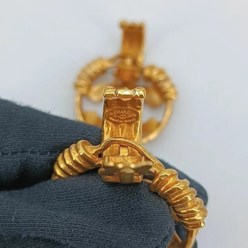 jt308-chanel-vintage-cc-spring-gold-plated-cutout-clip-on-earrings