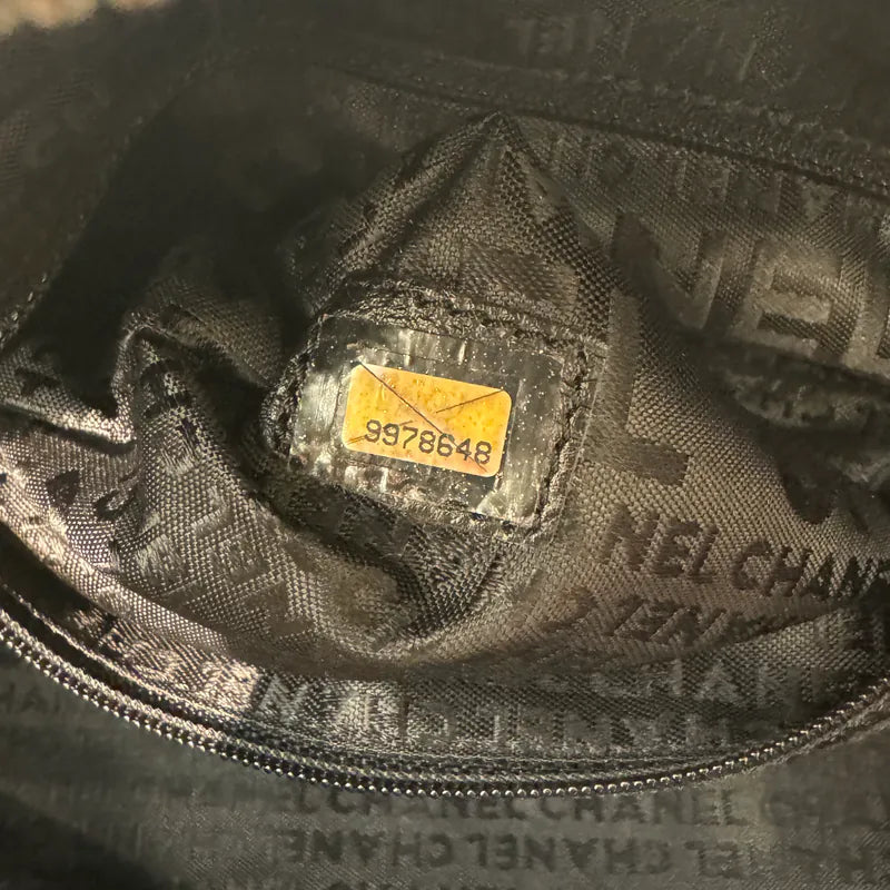 jw627-chanel-vintage-black-caviar-leather-chocolate-bar-handbag