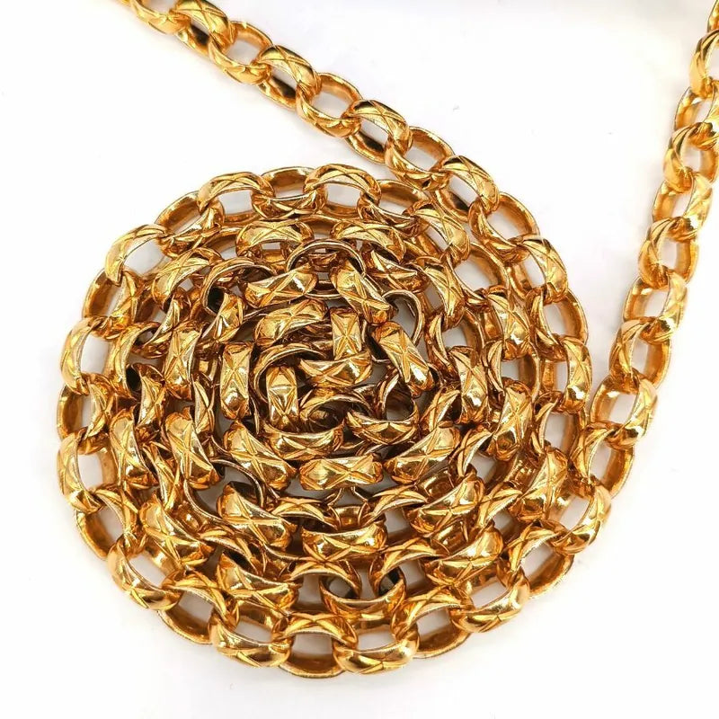 ra200-chanel-vintage-black-lambskin-gold-chain-flap-bag