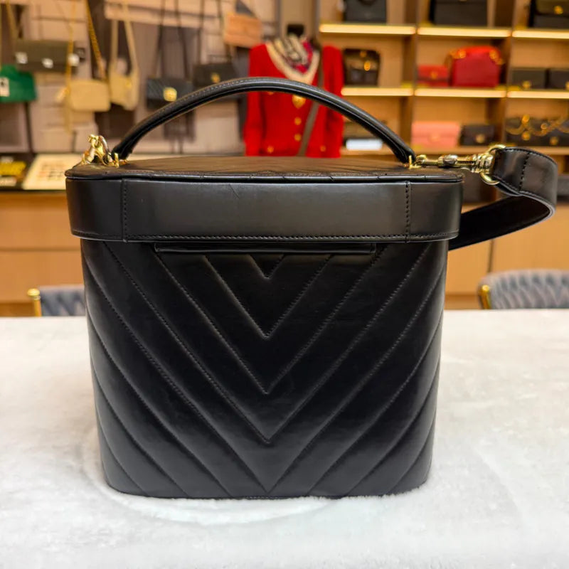jw535-chanel-vintage-black-lambskin-chevron-cosmetic-bag