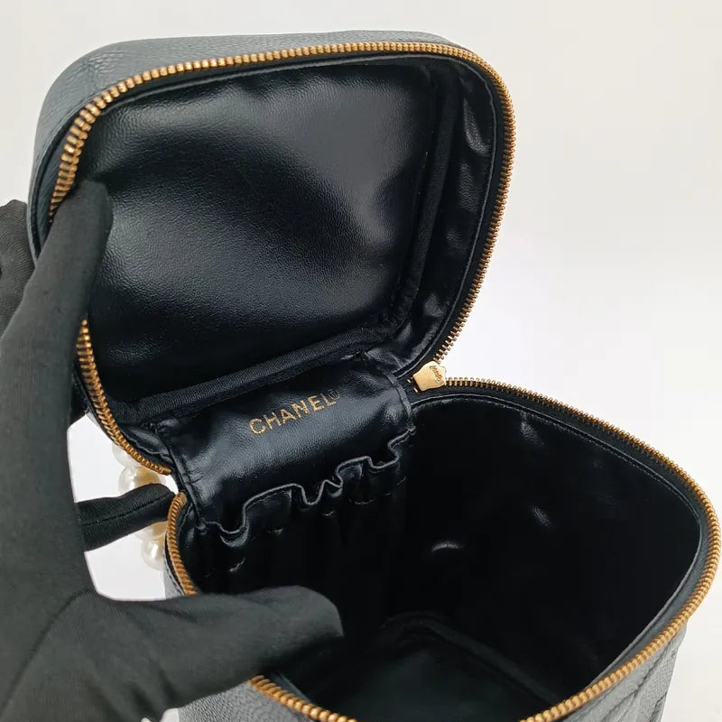 ju710-chanel-vintage-black-caviar-leather-cosmetic-bag
