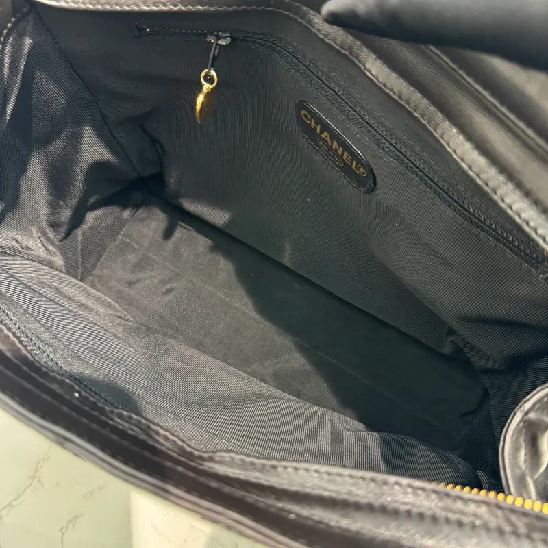 rc536-chanel-vintage-black-lambskin-tote-bag