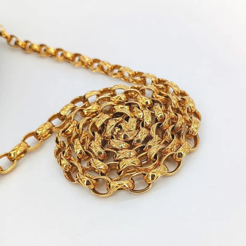 js539-chanel-vintage-black-lambskin-gold-chain-camera-bag