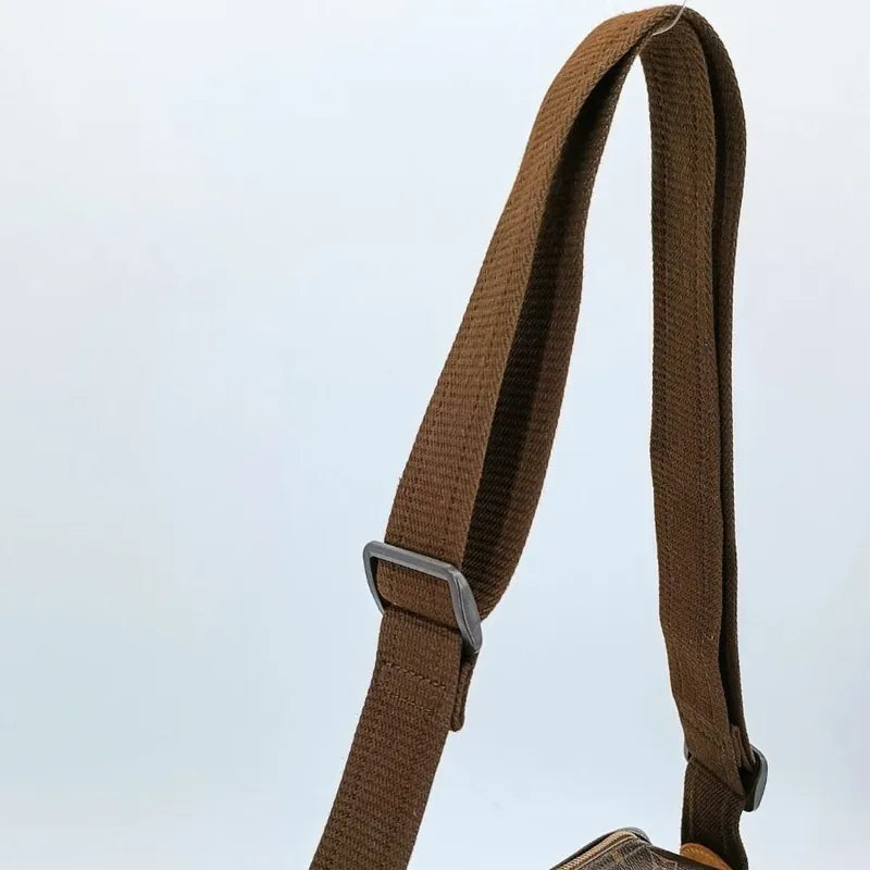 js371-louis-vuitton-reporter