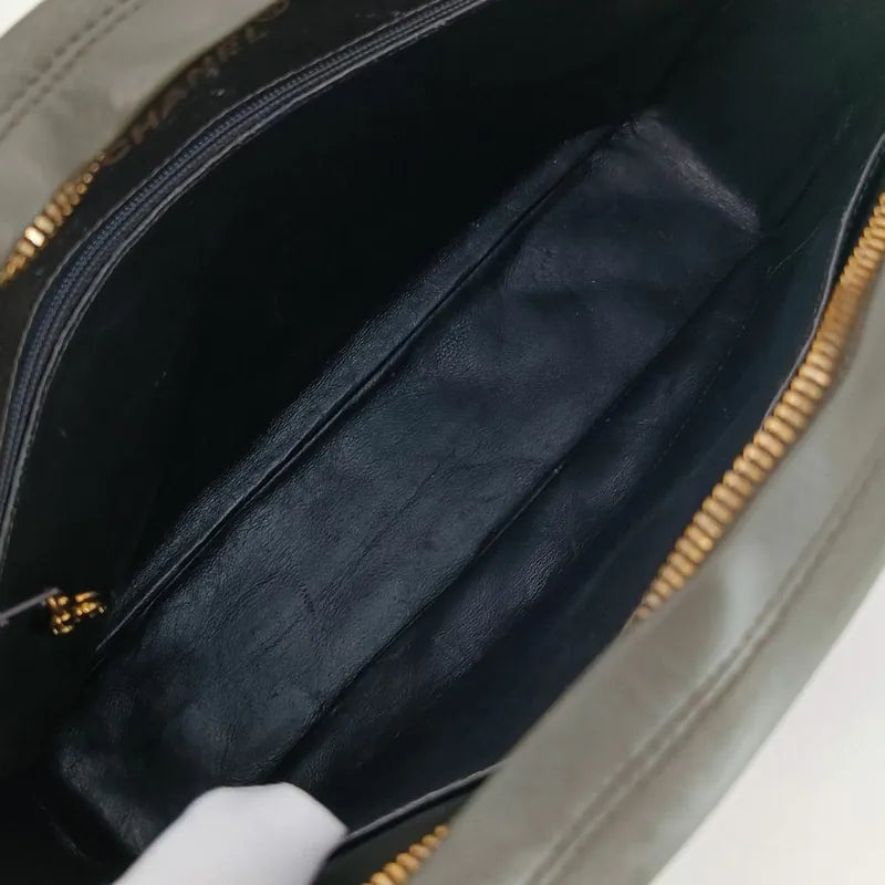 ra204-chanel-vintage-dark-green-lambskin-quilted-camera-bag