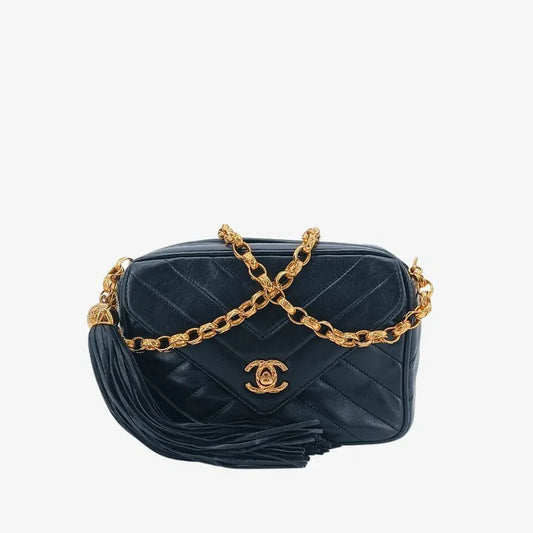 ju606-chanel-vintage-black-lambskin-chevron-gold-chain-camera-bag