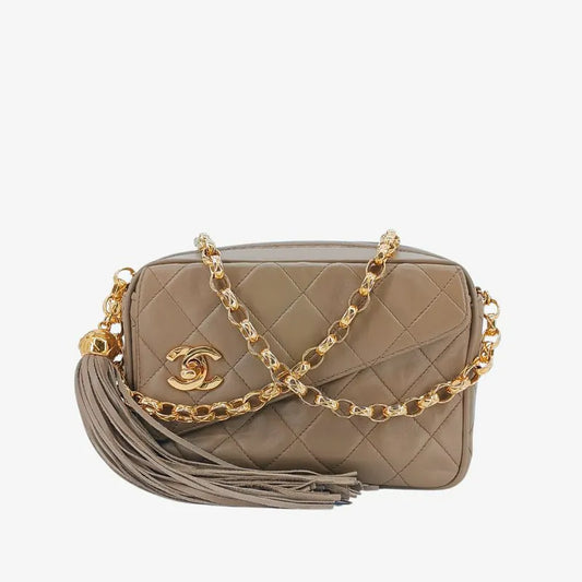 ju690-chanel-vintage-beige-lambskin-gold-chain-camera-bag