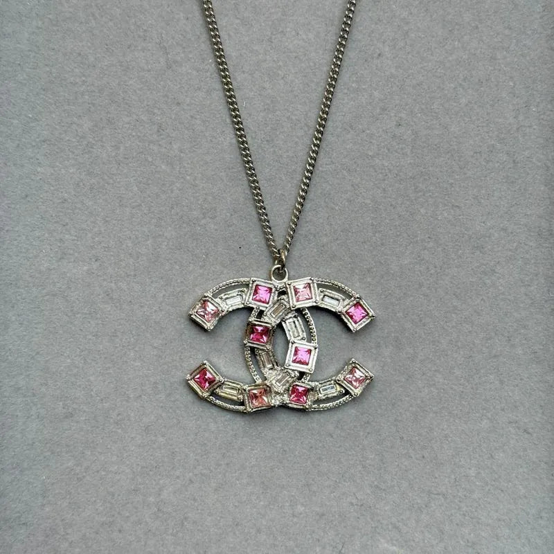 rc760-chanel-2017s-cc-logo-sliver-and-pink-crystals-necklace