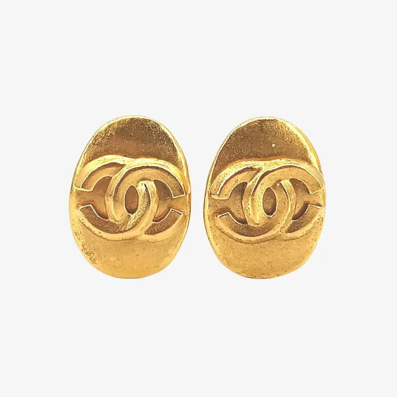 js565-chanel-vintage-cc-oval-gold-plated-clip-on-earrings