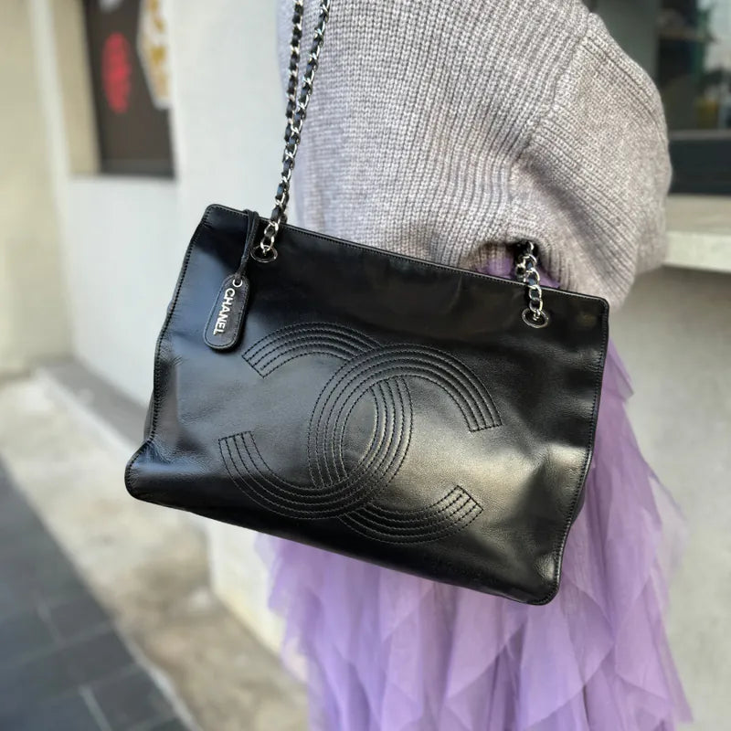 jw415-chanel-vintage-black-lambskin-tote-bag