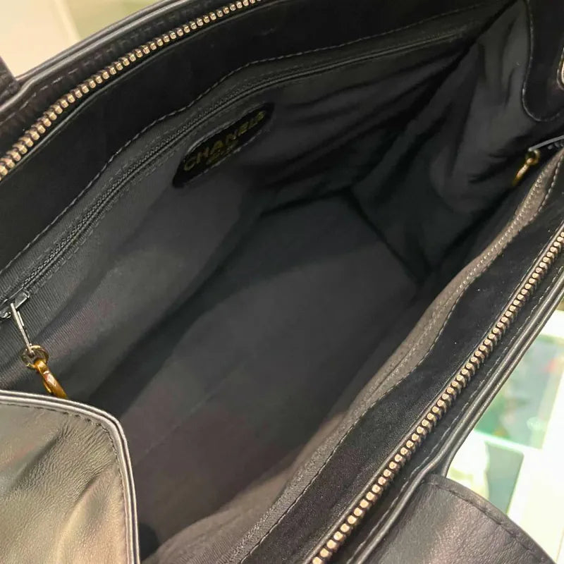 rc239-chanel-vintage-black-lambskin-embossed-logo-tote-bag
