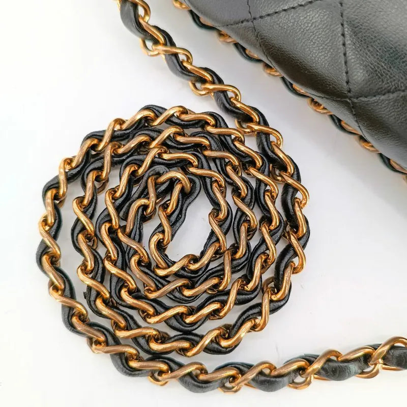 ju235-chanel-vintage-black-lambskin-23cm-classic-flap-bag