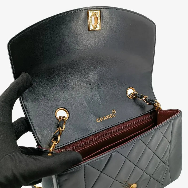 rb607-chanel-vintage-black-lambskin-22cm-diana-flap-bag