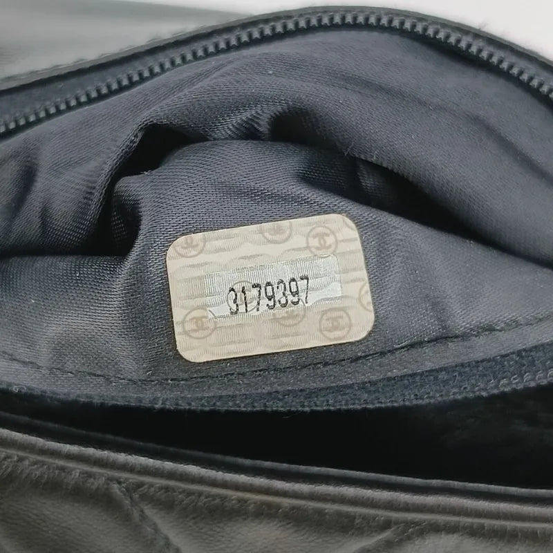 ra493-chanel-vintage-black-lambskin-chevron-flap-bag