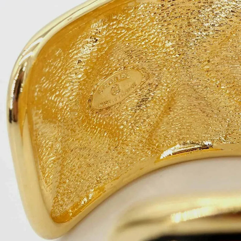 jr889-chanel-gold-quilted-cuff-bracelet