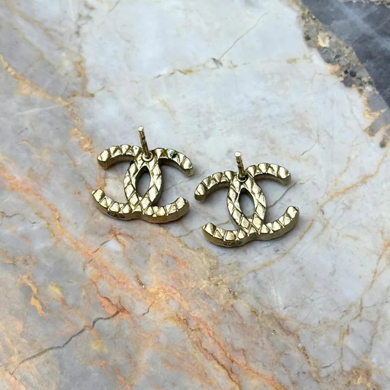 rc886-chanel-cc-logo-matte-gold-earrings