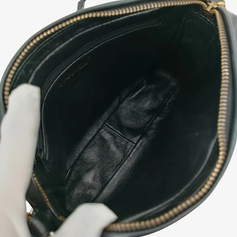 rb122-chanel-vintage-black-lambskin-tassel-camera-bag