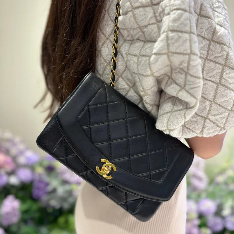 rb626-chanel-vintage-black-lambskin-22cm-diana-flap-bag