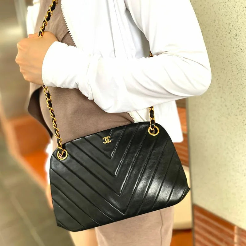 js707-chanel-vintage-black-lambskin-chevron-handbag