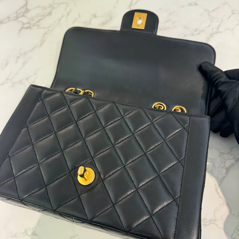 rc398-chanel-vintage-black-lambskin-flap-bag