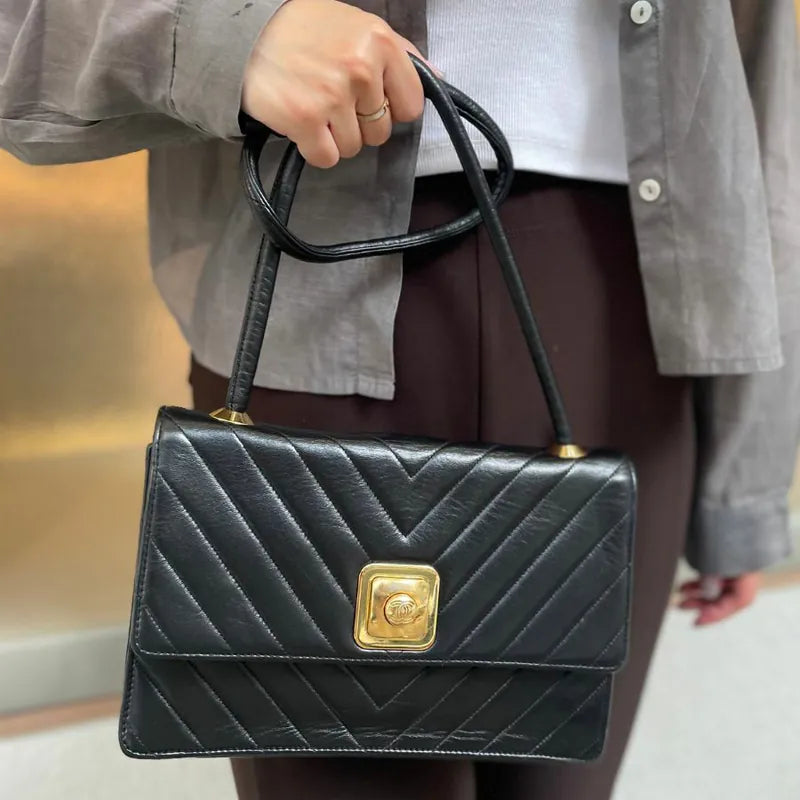 ju351-chanel-vintage-black-lambskin-chevron-push-lock-flap-bag