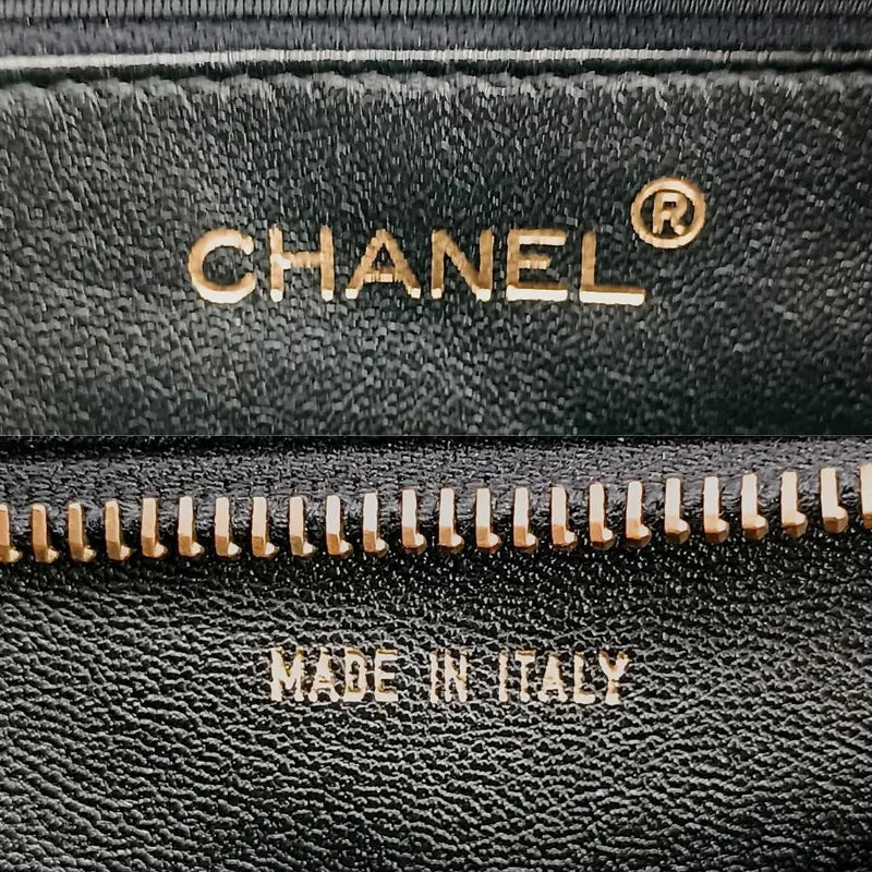 js718-chanel-vintage-black-lambskin-quilted-camera-bag
